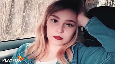 လျှော့စျေးကတ်တွင် ရွှင်လန်းစွာ စို့နေသော Sexy ကလေး